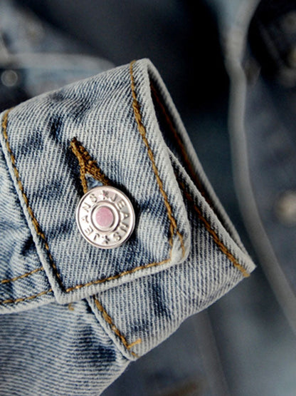 Licht gewassen spijkerjack met parelkleurige studs op de schouders