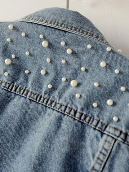 Licht gewassen spijkerjack met parelkleurige studs op de schouders