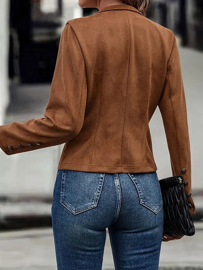 Kort damesjack in suède look met twee rijen kleine knopen