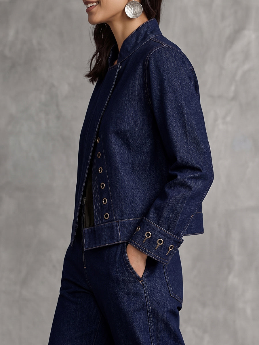 Cropped indigo spijkerjack met opstaande kraag en metalen oogjes