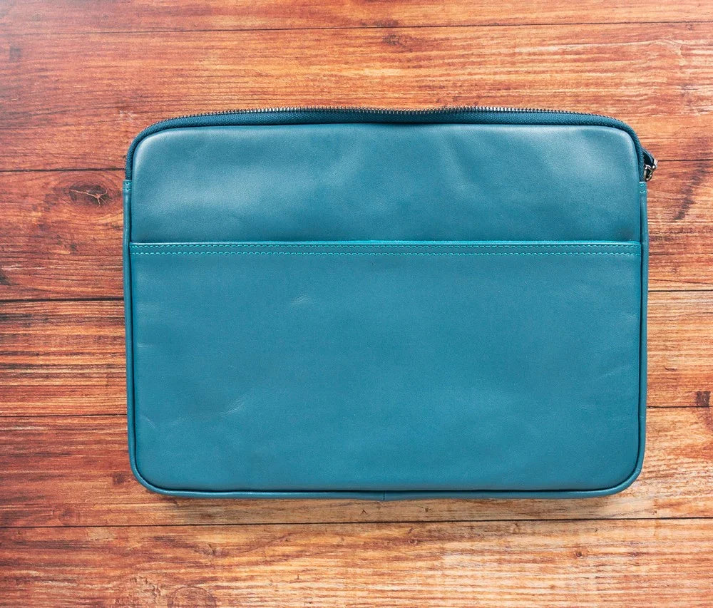 Leren laptoptas in grijs, vooraanzicht op witte achtergrond