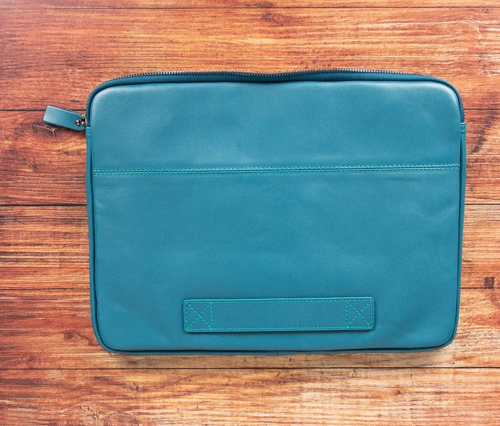 Leren laptoptas in grijs, vooraanzicht op witte achtergrond
