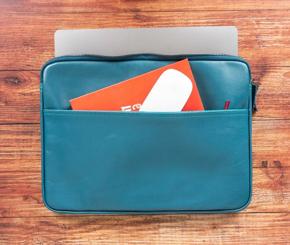 Leren laptoptas in grijs, vooraanzicht op witte achtergrond