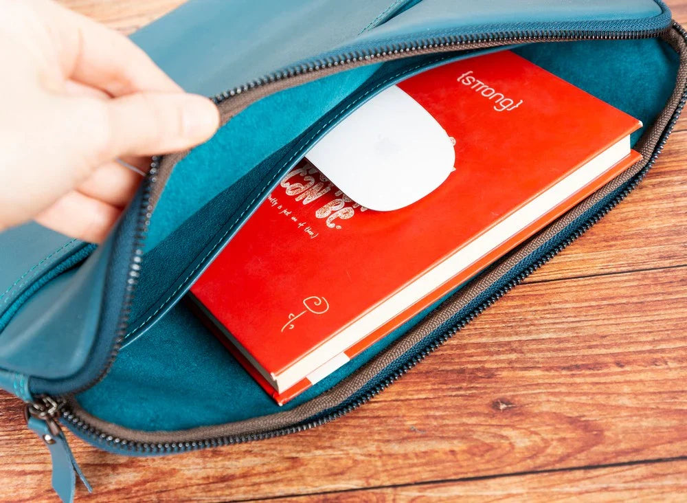 Leren laptoptas in grijs, vooraanzicht op witte achtergrond