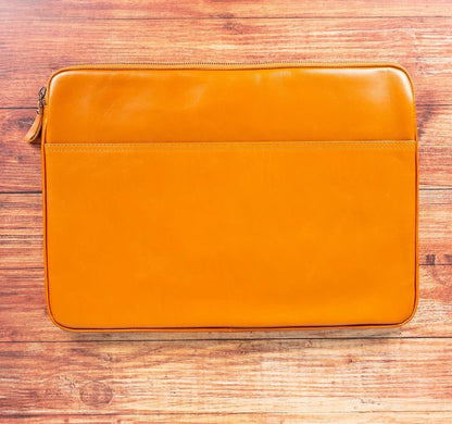 Leren laptoptas in grijs, vooraanzicht op witte achtergrond