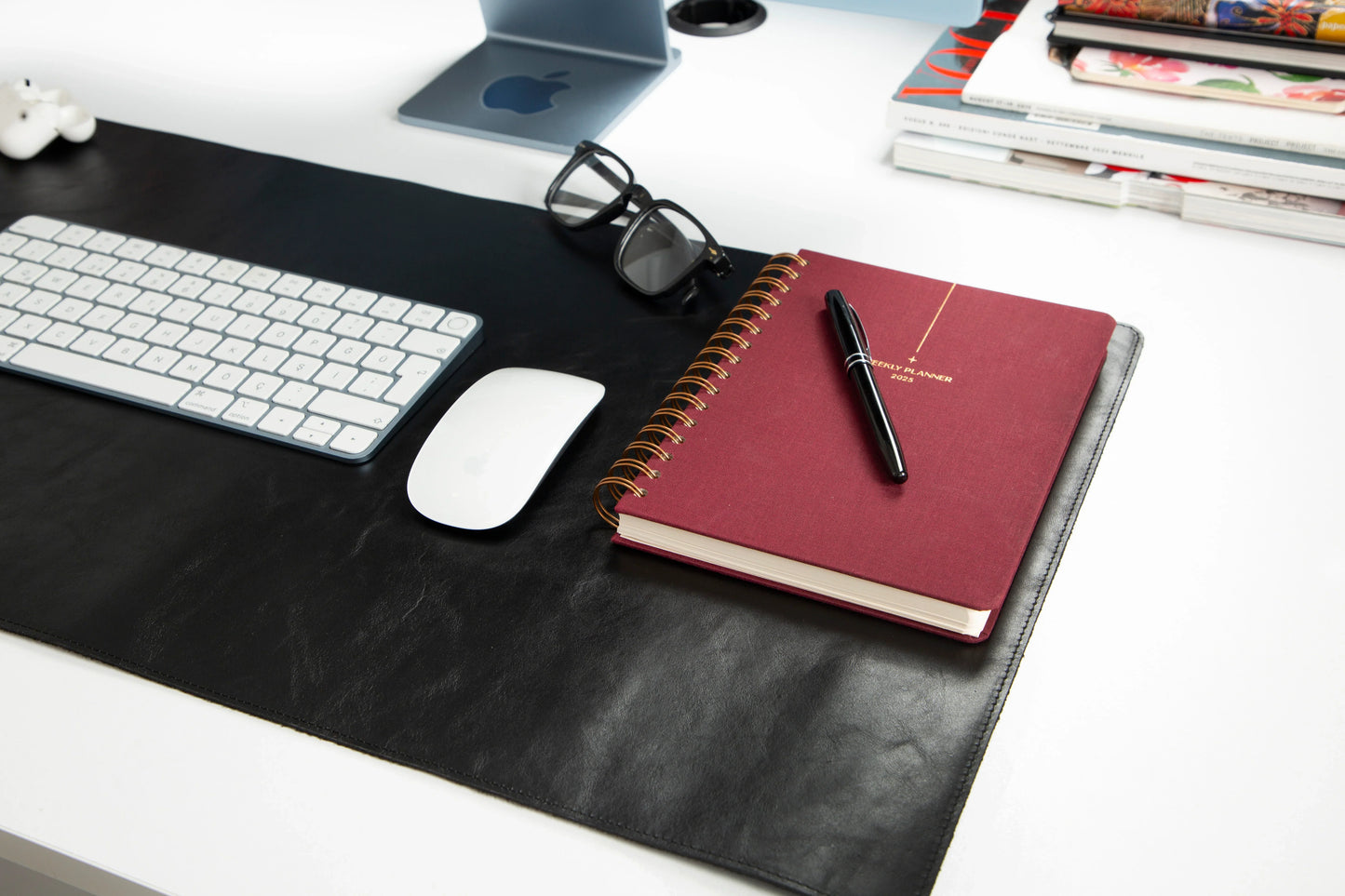 Roodbruine leren bureaumat, detail van de afgewerkte rand