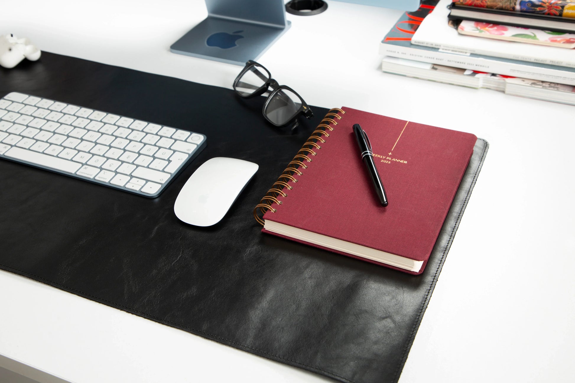 Roodbruine leren bureaumat, detail van de afgewerkte rand