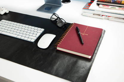 Roodbruine leren bureaumat, detail van de afgewerkte rand