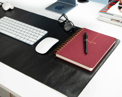 Roodbruine leren bureaumat, detail van de afgewerkte rand