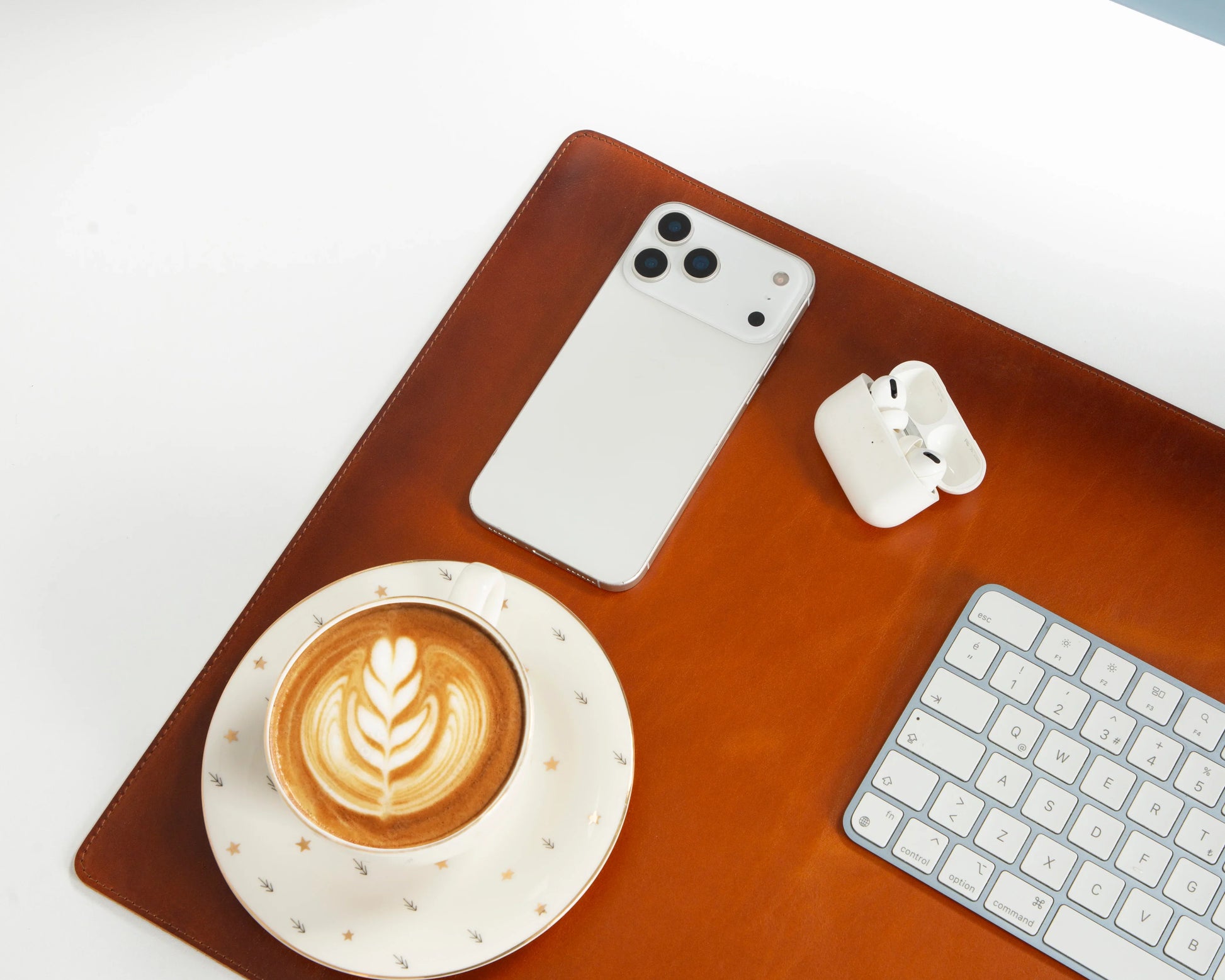 Leren bureaulegger medium met toetsenbord en koffiekop