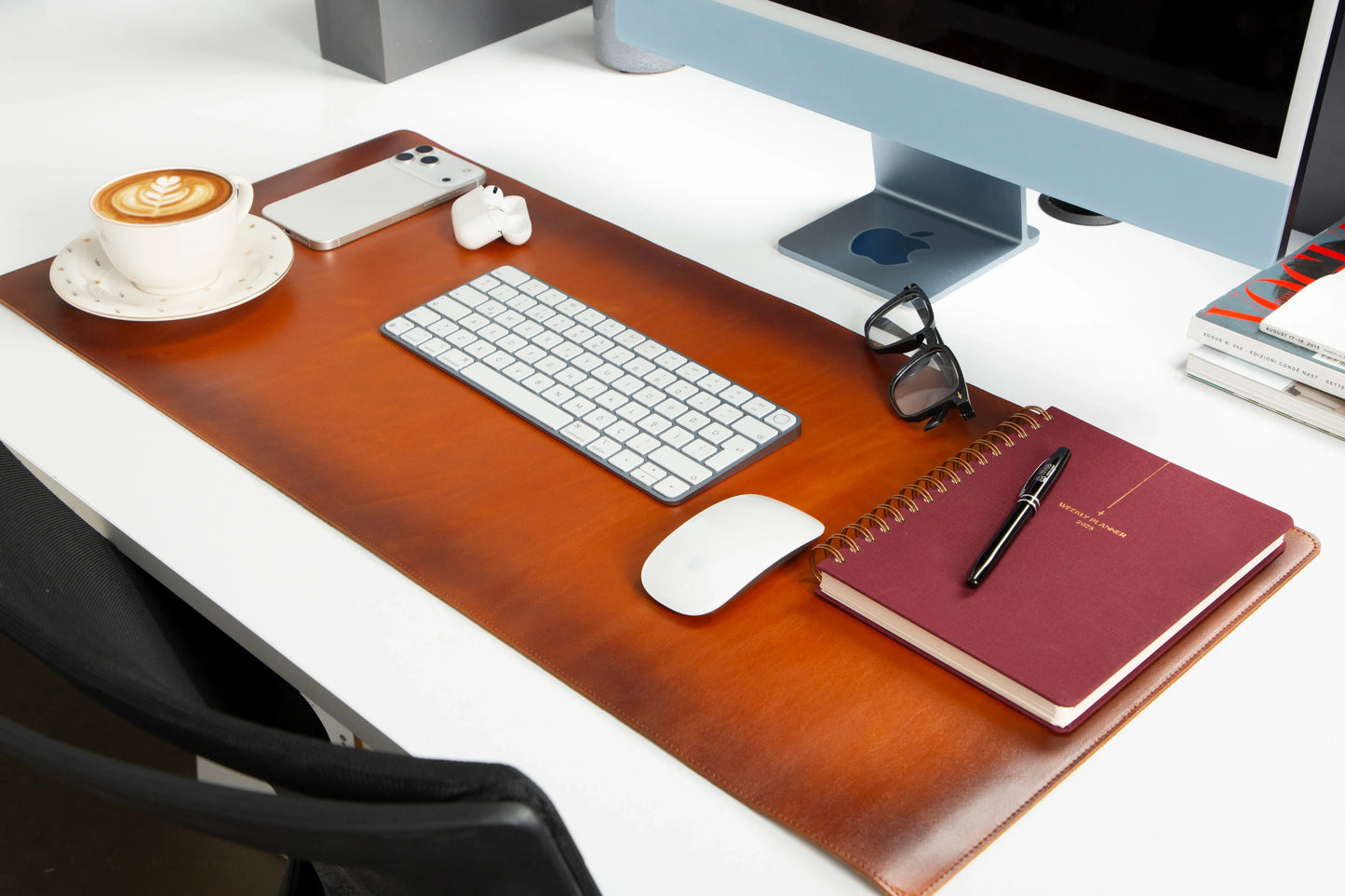 Cognac leren bureaulegger medium met toetsenbord, muis en telefoon erop