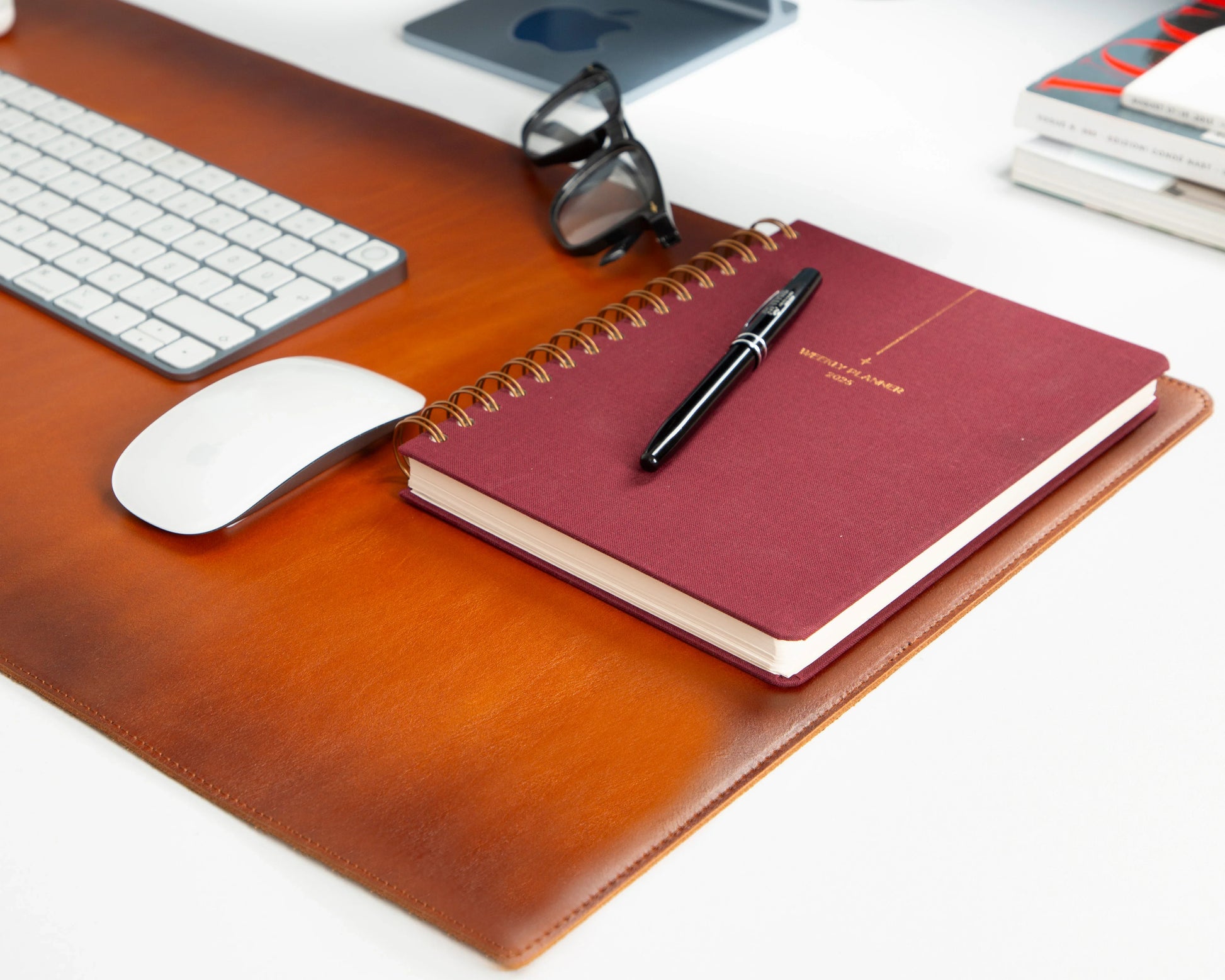 Roodbruine leren bureaulegger medium op een bureau