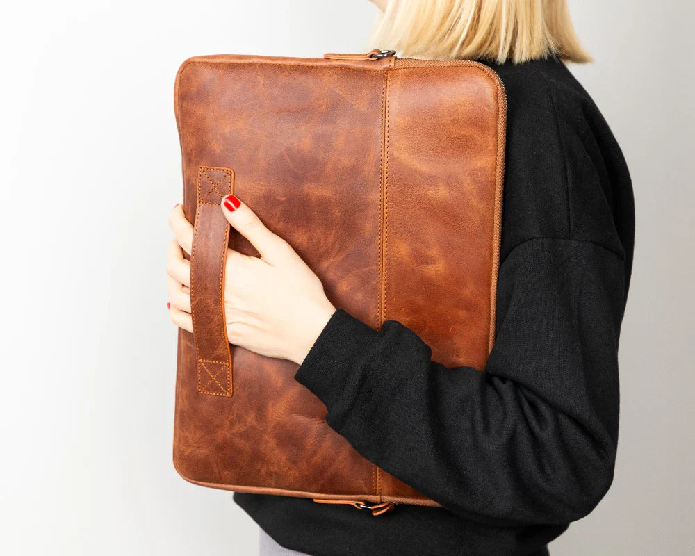 Leren laptoptas in grijs, vooraanzicht op witte achtergrond