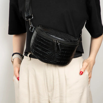 Donkere crossbody tas met krokodillenprint, achterzijde met D-ringen