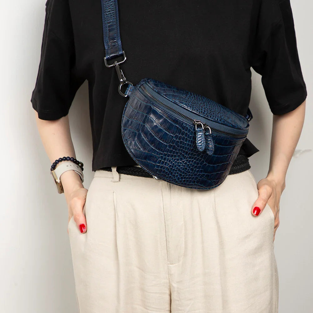 Donkere crossbody tas met krokodillenprint, achterzijde met D-ringen