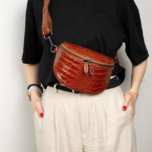 Leren crossbody tas met krokodillenprint in bruin, schuin aanzicht