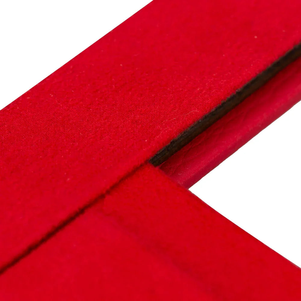 Detail van de stoffen afwerking en de leren rand van de fotolijst
