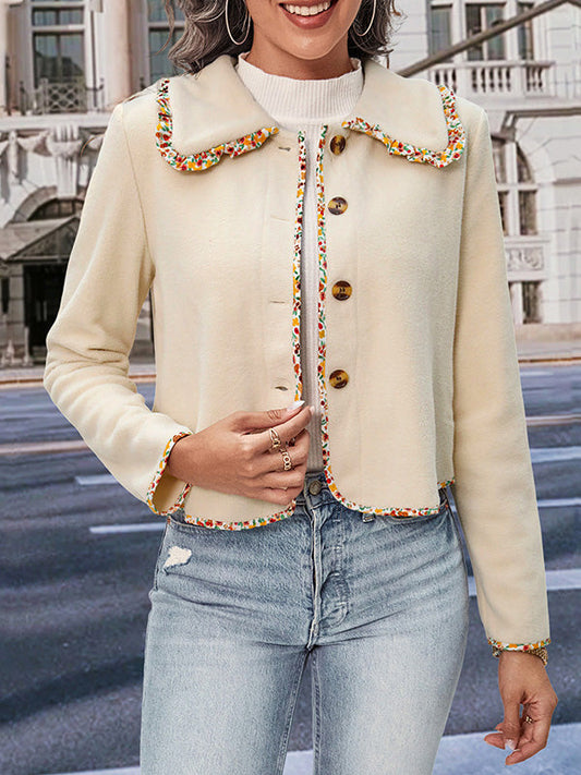 Crèmekleurig cropped damesjack met meerkleurige galonband en gouden knopen