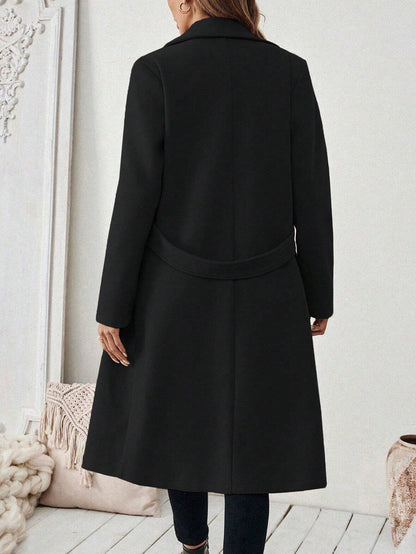 Lange mantel dames met brede revers en een knoop op de taille