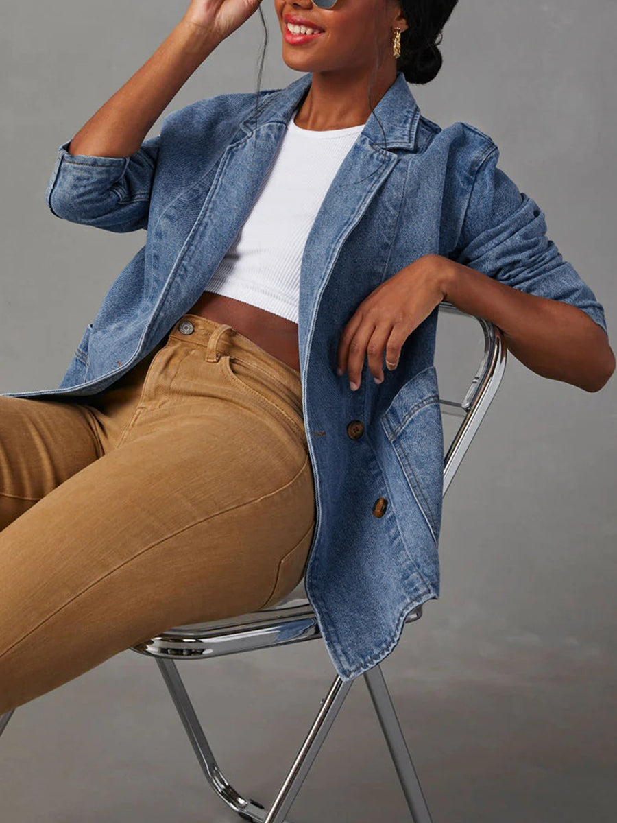 Damesblazer van middenblauwe denim met revers en opgestikte zakken