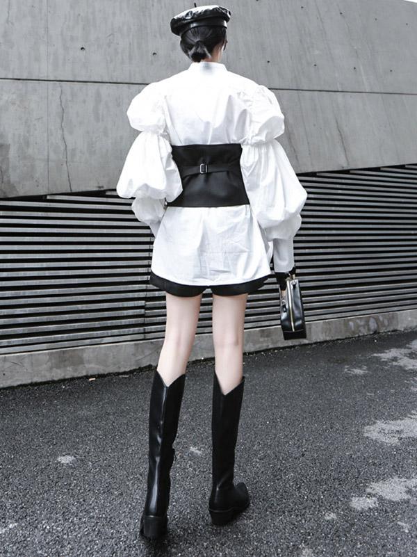 Strapless zwart cropped damesgilet met knoopsluiting en riem op de rug