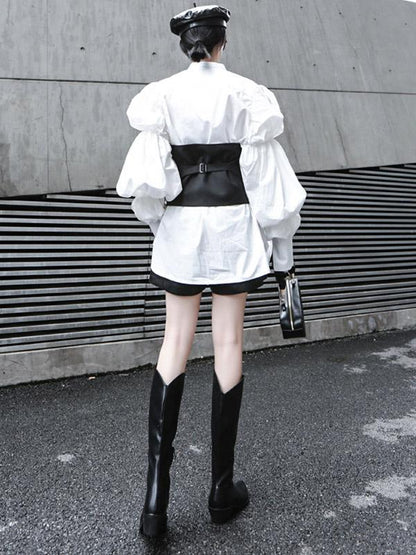 Strapless zwart cropped damesgilet met knoopsluiting en riem op de rug