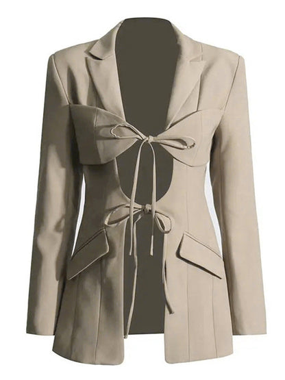 Blazer dames met striksluiting onder de borst, revers en kleppenzakken - zand
