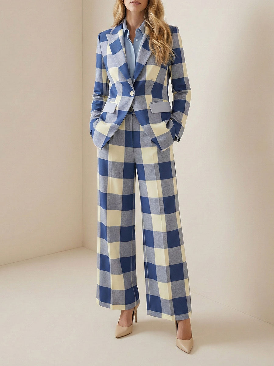 Geruite damesblazer in blauw en crème met reverskraag en kleppenzakken - blauwe ruit