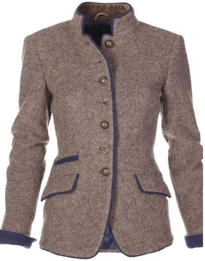 Lichtbruine blazer dames vooraanzicht met klepzakken en blauwe bies langs de sluiting