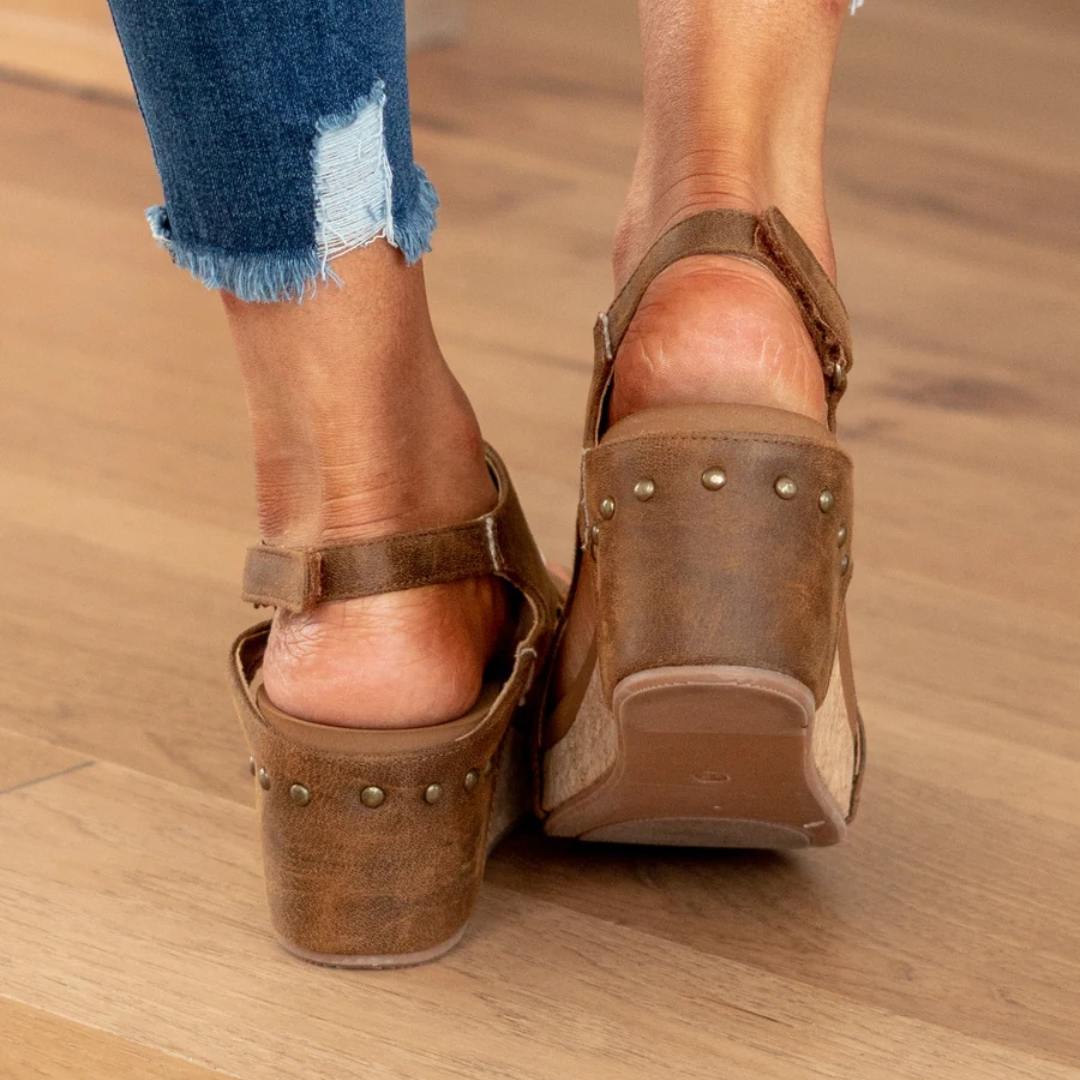 Sleehak sandalen dames beige achterkant open hiel design