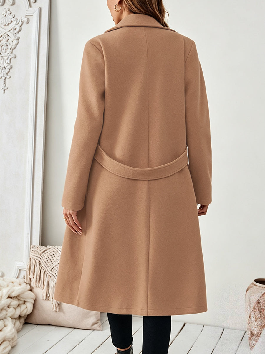 Lange mantel dames met brede revers en een knoop op de taille