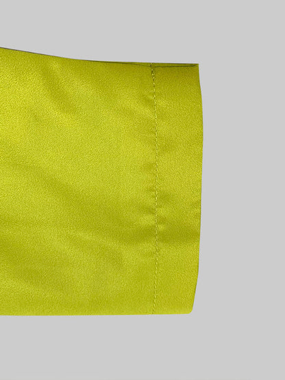 Gele lange damesjas met grote zwarte stippen en ronde hals