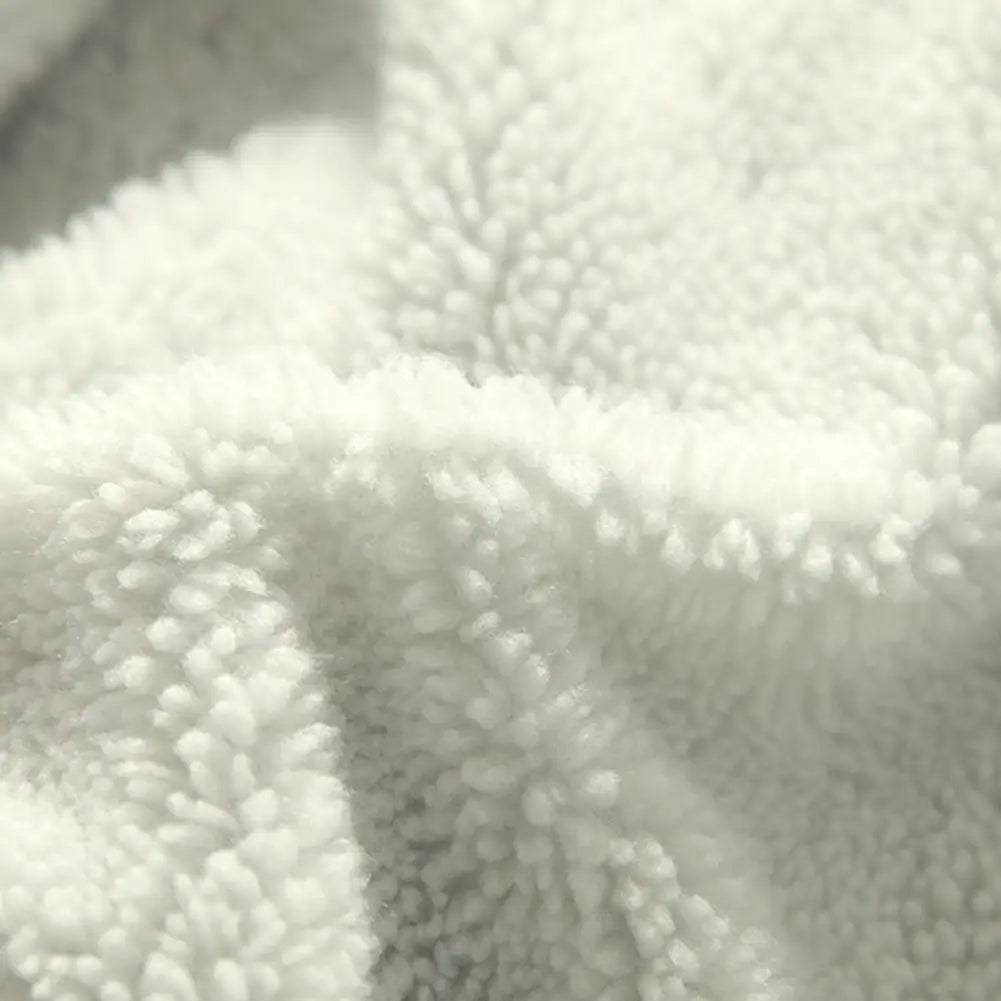 Close-up van de witte teddyvoering aan de binnenkant van de spijkerjas heren