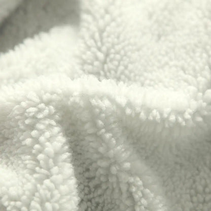 Close-up van de witte teddyvoering aan de binnenkant van de spijkerjas heren