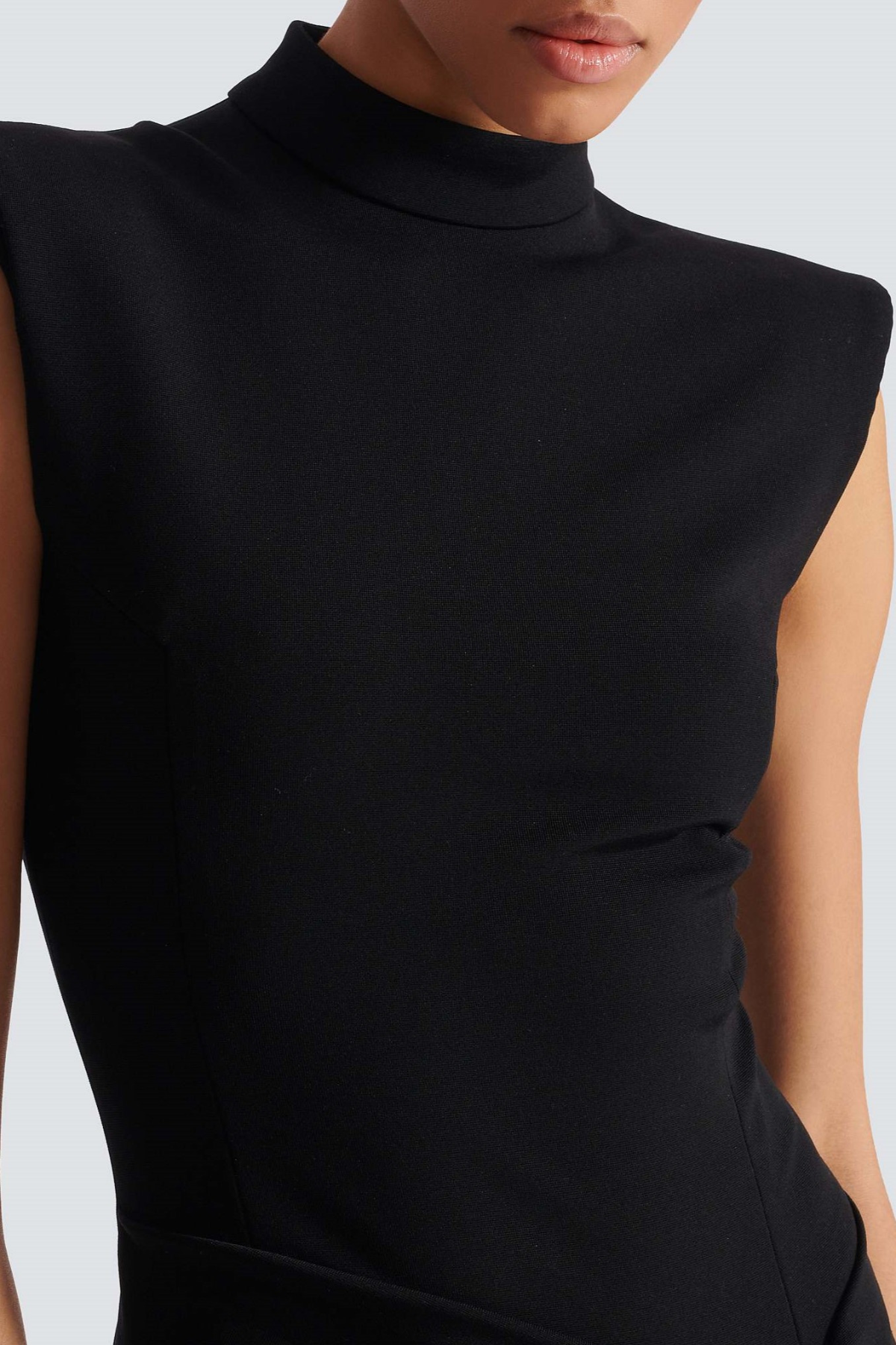 Zwarte mouwloze maxi jurk met hoge hals en split