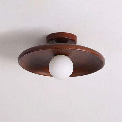 Plafondlamp van hout in scandinavische minimalistische stijl