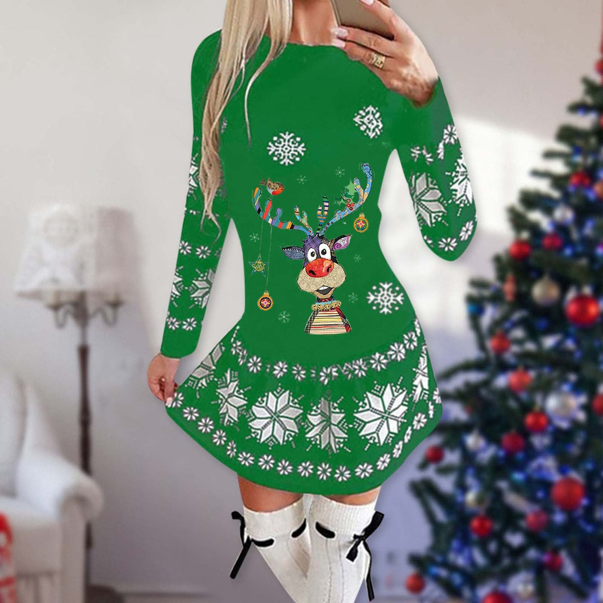 Korte kerstjurk voor dames met lange mouwen en kerstprint op de voorkant - groen met rendier en kerstballen