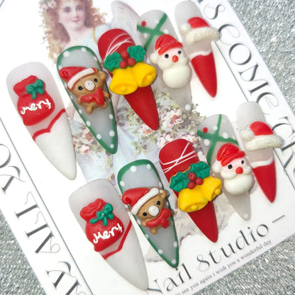 3D kerstnagels met kerstfiguurtjes en strikjes op een sierkaartje - puntig met beertje en belletjes
