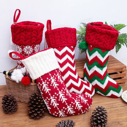 Set van vier gebreide kerstsokken met kabelrand, pompons en noorse motieven