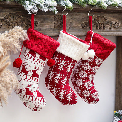Set van vier gebreide kerstsokken met kabelrand, pompons en noorse motieven