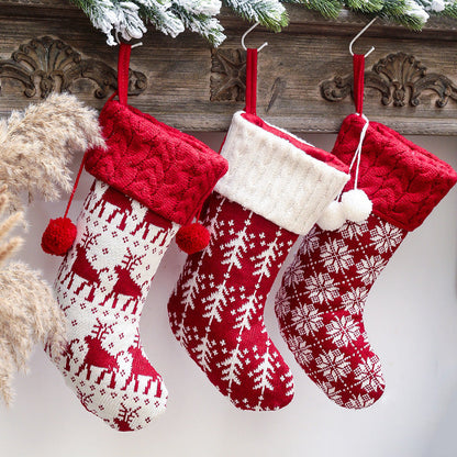 Set van vier gebreide kerstsokken met kabelrand, pompons en noorse motieven