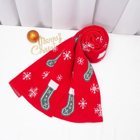 Gebreide kerstsjaal met kerstsokken of kerstmannen en sneeuwvlokken - rood met kerstsokken
