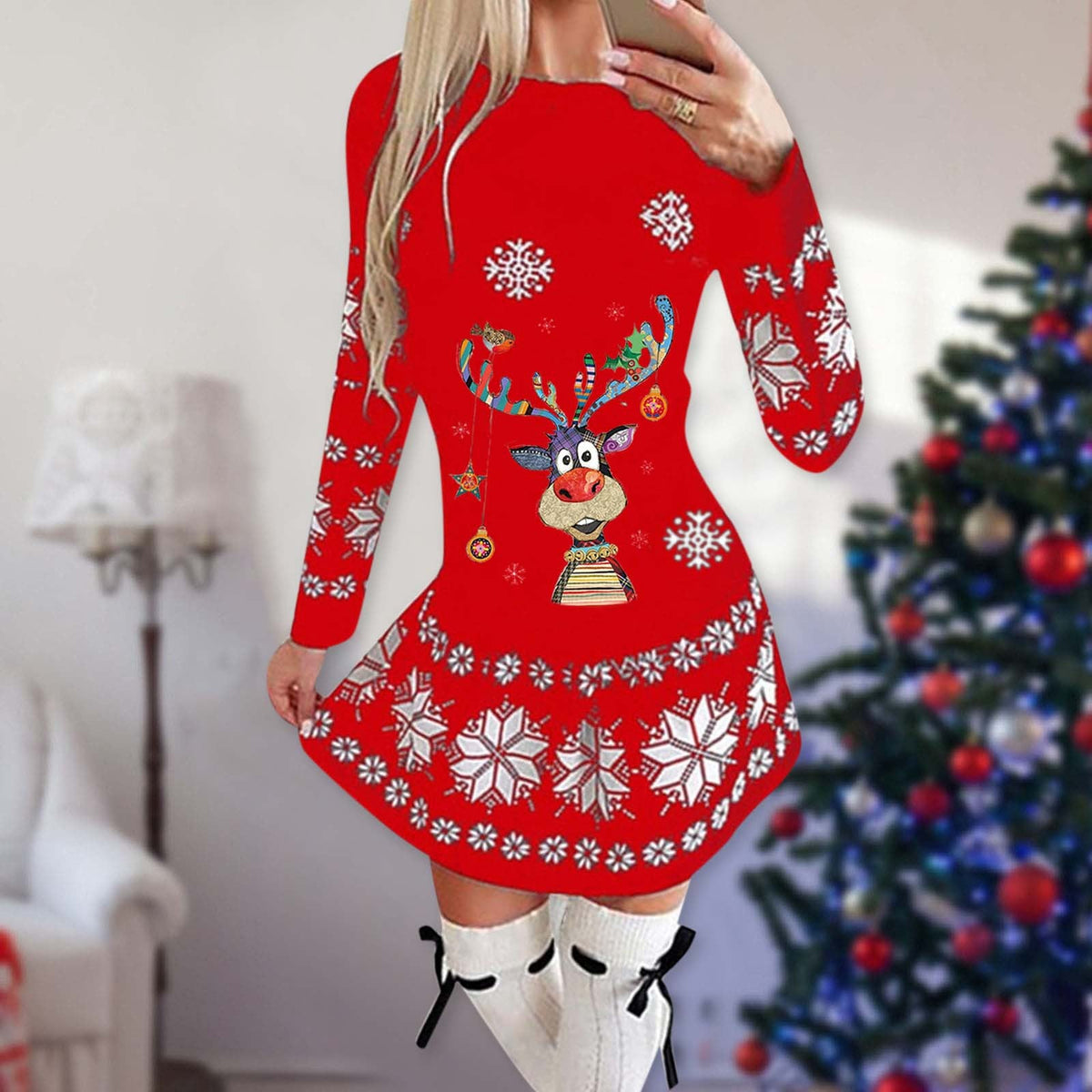 Korte kerstjurk voor dames met lange mouwen en kerstprint op de voorkant - rood met rendier en kerstballen