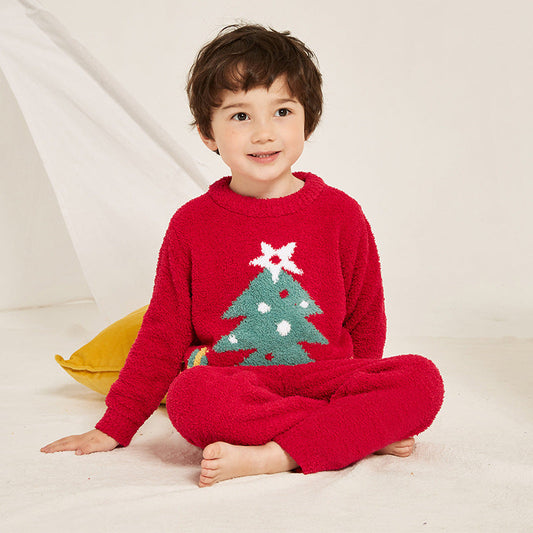 Gebreide kerstpyjama voor kinderen met kerstboom op de trui en effen rode broek