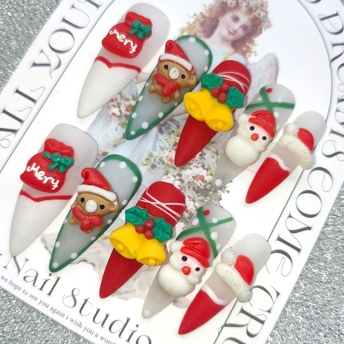 3D kerstnagels met kerstfiguurtjes en strikjes op een sierkaartje