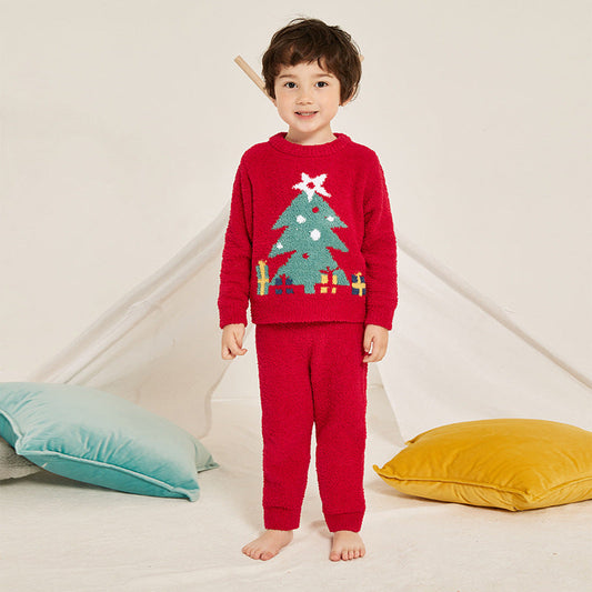 Gebreide kerstpyjama voor kinderen met kerstboom op de trui en effen rode broek