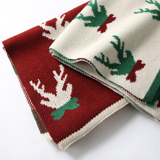 Gebreide kerstsjaal met ingebreid kerstmotief en geribde uiteinden