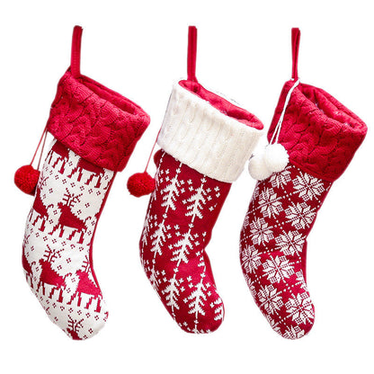 Set van vier gebreide kerstsokken met kabelrand, pompons en noorse motieven