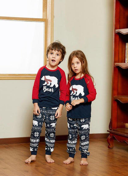 Kerstpyjama voor het hele gezin met ijsbeerprint en sneeuwvlokkenbroek