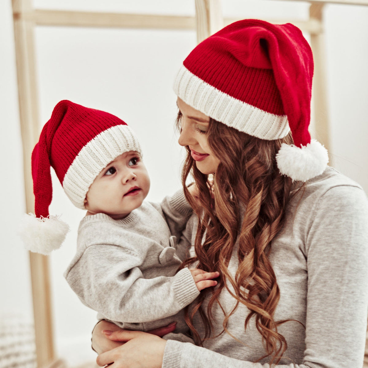 Gebreide rode kerstmuts met witte omslag en pompon, voor ouder en kind